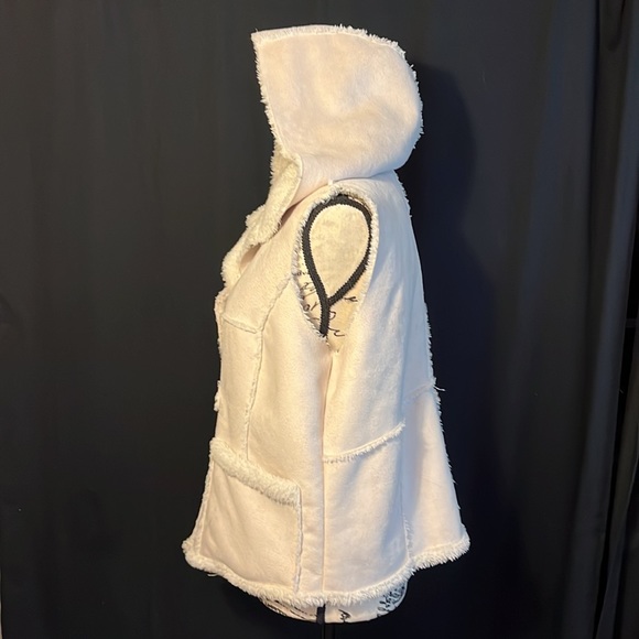 Vest - Picture 2 of 8